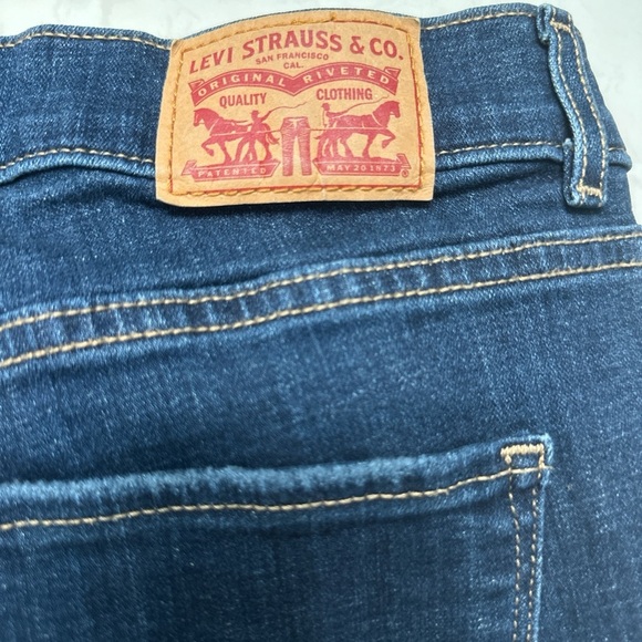 Levi's Blue Jean Shorts Classic Style Size 32 waist - Picture 3 of 4